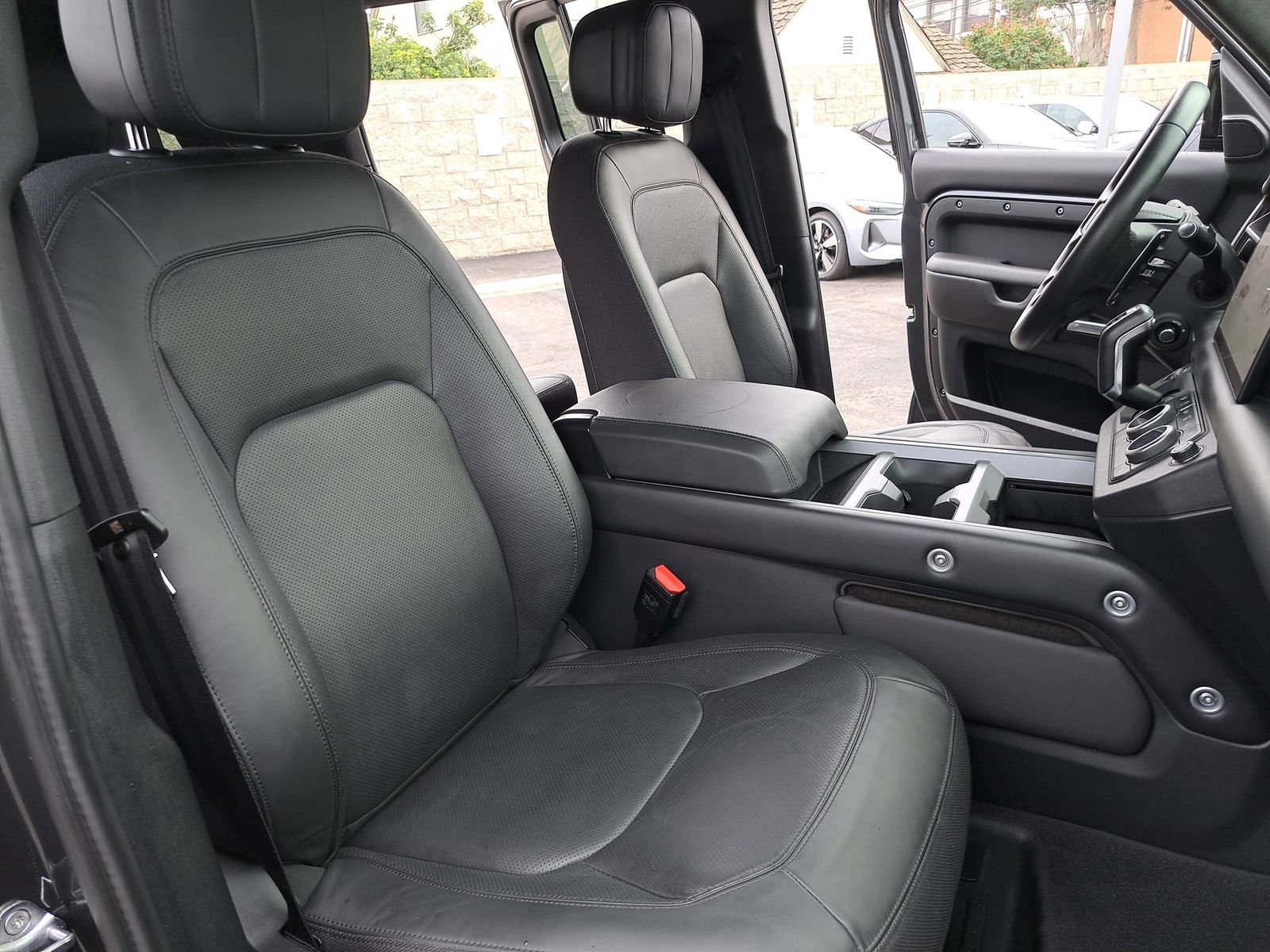 Used 2025 Land Rover Defender 110 V8 image 10