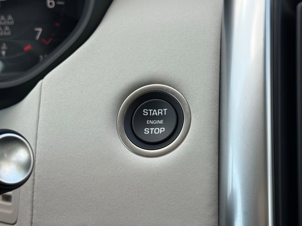 Certified 2025 Land Rover Discovery S image 22