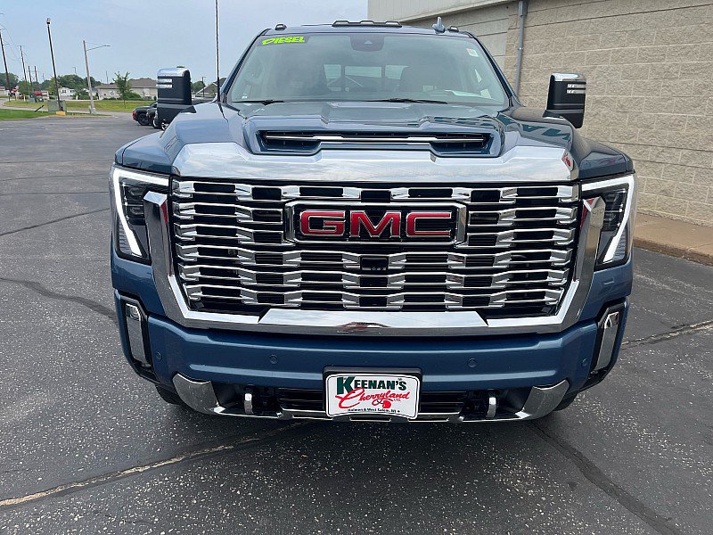 Used 2025 GMC Sierra 3500 Denali w/ Denali Reserve Package AWD/4WD image 3