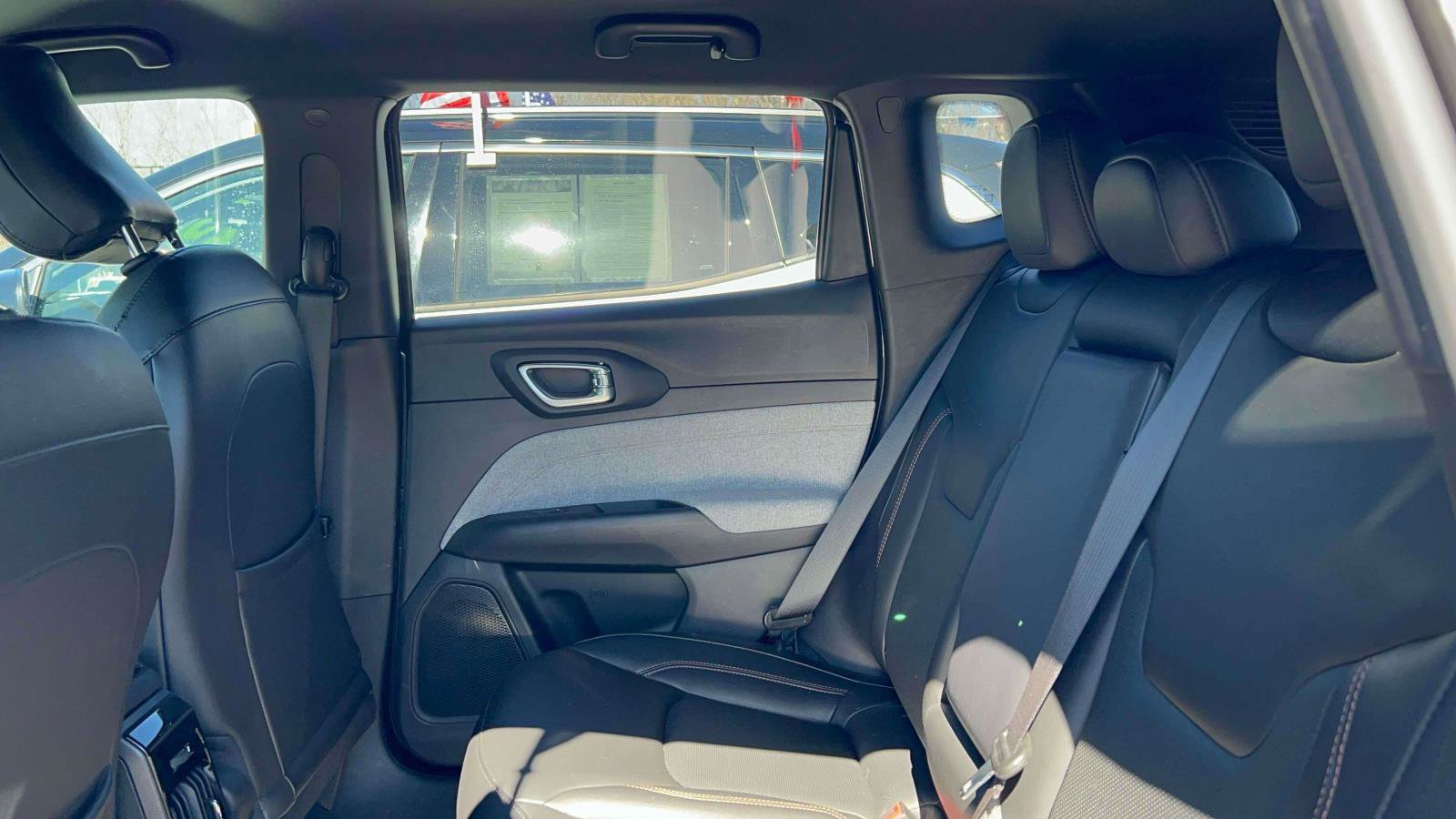 Used 2023 Jeep Compass Latitude image 27