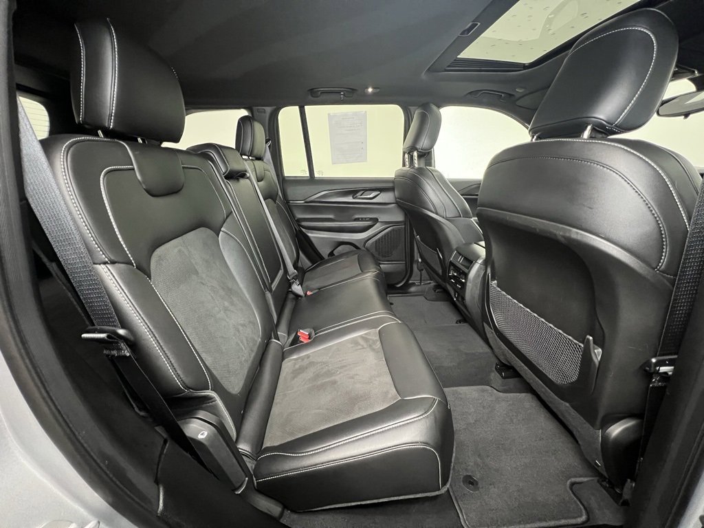 Used 2024 Jeep Grand Cherokee Altitude image 8