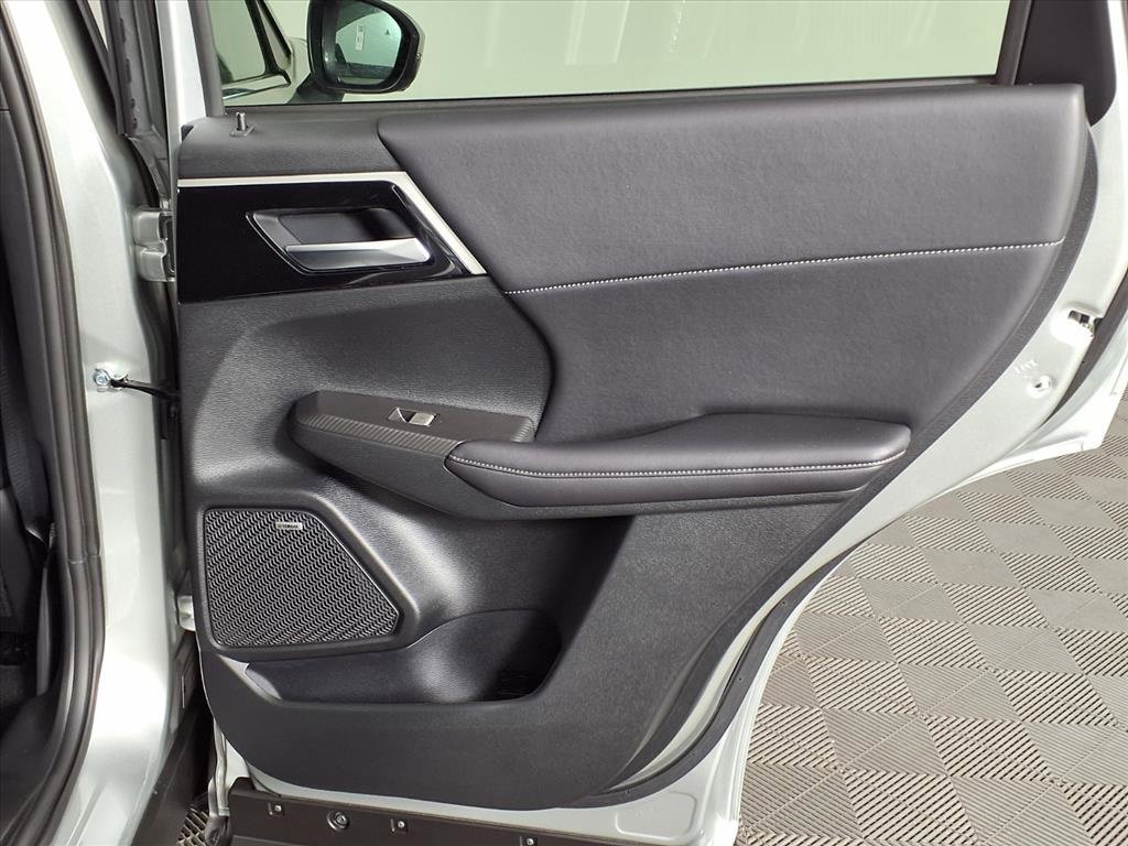 New 2025 Mitsubishi Outlander SE image 10