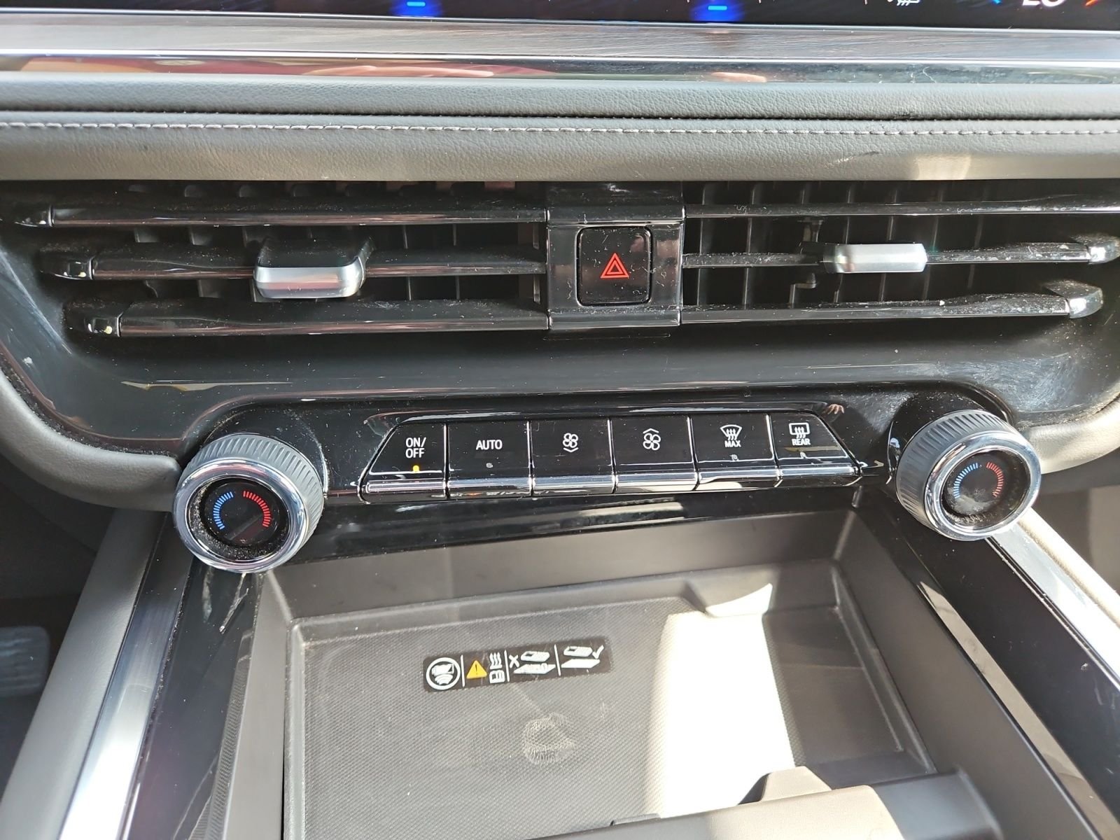 Used 2025 Chevrolet Suburban LT RWD image 27