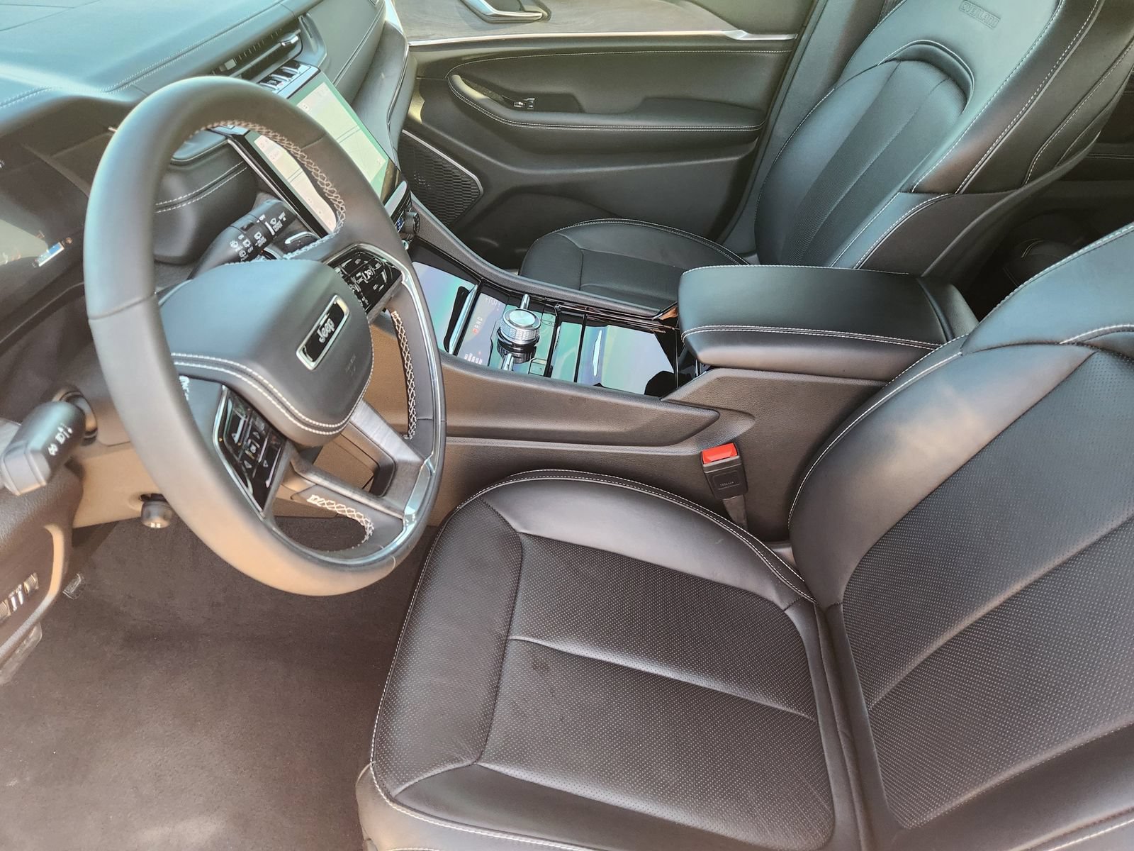 Used 2024 Jeep Grand Cherokee Overland AWD/4WD image 16