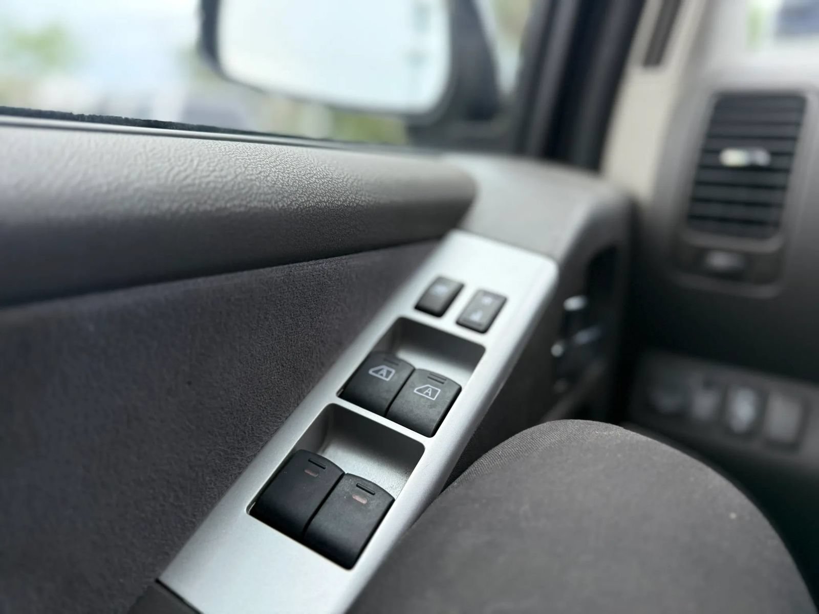 Used 2010 Nissan Pathfinder SE AWD/4WD image 15