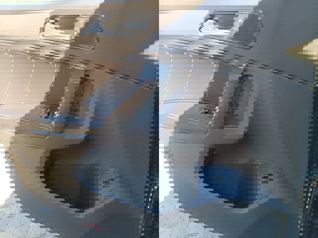 Used 2024 Volkswagen Tiguan SE image 15