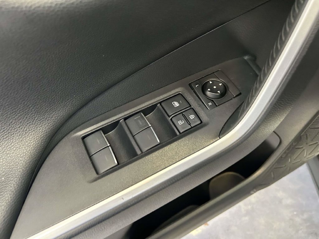 Used 2025 Toyota RAV4 XSE AWD/4WD image 18