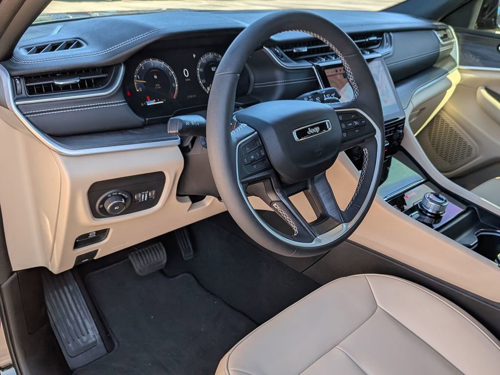 Used 2024 Jeep Grand Cherokee L Limited w/ Black Appearance Package AWD/4WD image 34