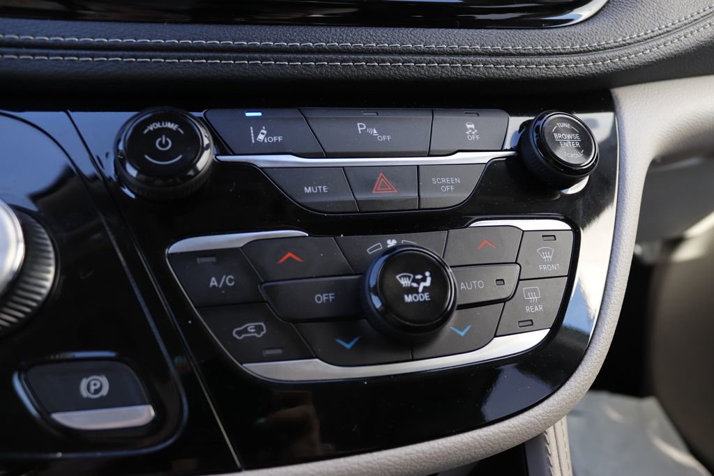 Used 2023 Chrysler Pacifica Limited image 22