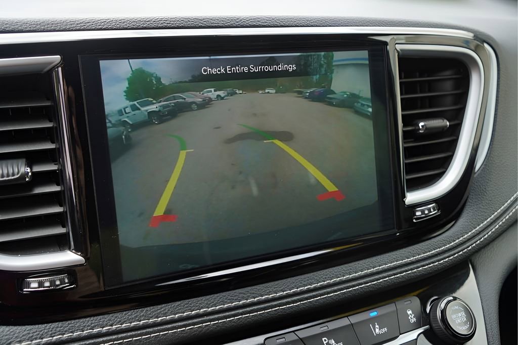 Used 2025 Chrysler Pacifica Limited image 26