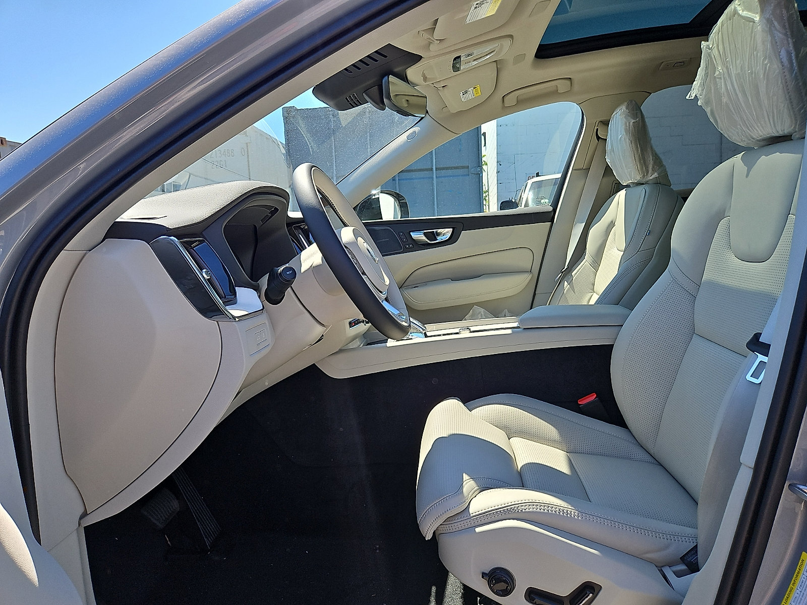 New 2026 Volvo XC60 T8 Ultra w/ Protection Package Premier AWD/4WD image 11