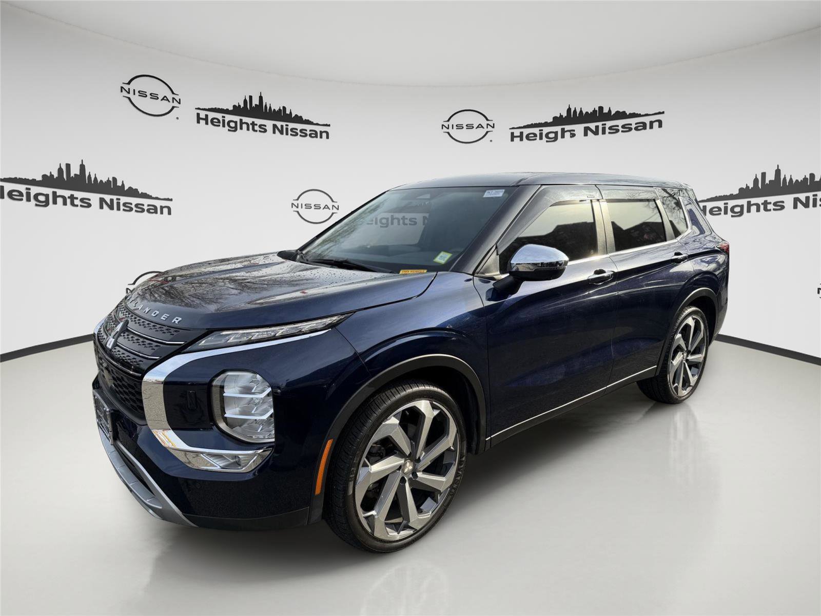 Used 2022 Mitsubishi Outlander SE image 1