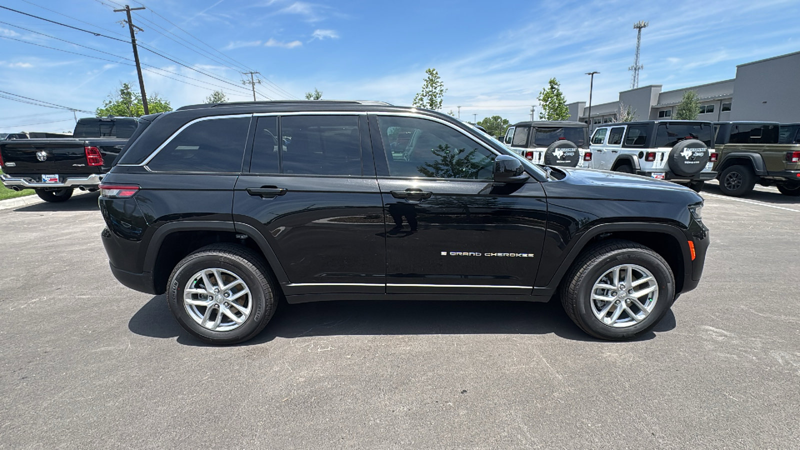 New 2026 Jeep Grand Cherokee Laredo RWD image 4