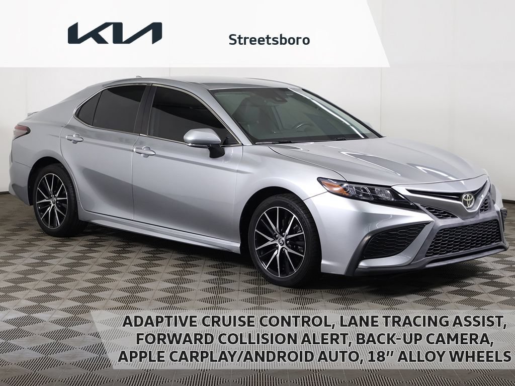 Used 2022 Toyota Camry SE FWD image 1