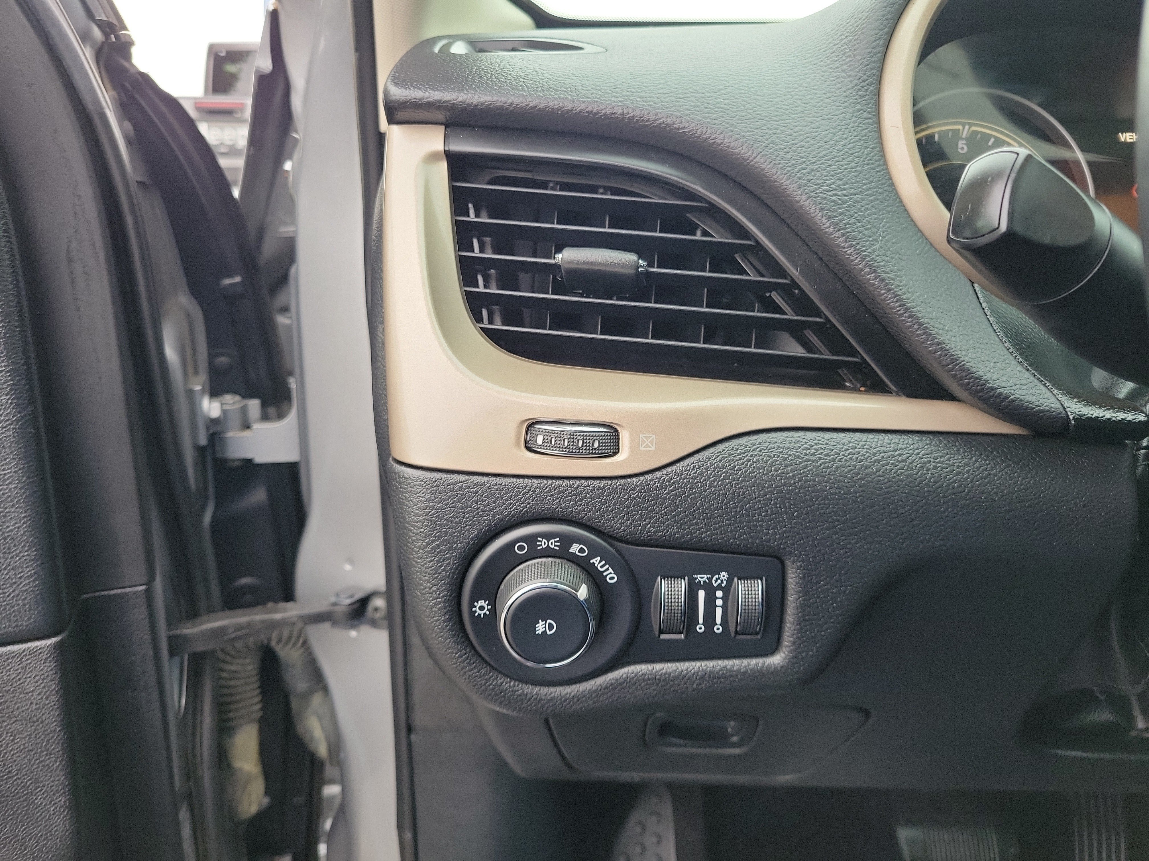 Used 2017 Jeep Cherokee Limited AWD/4WD image 20
