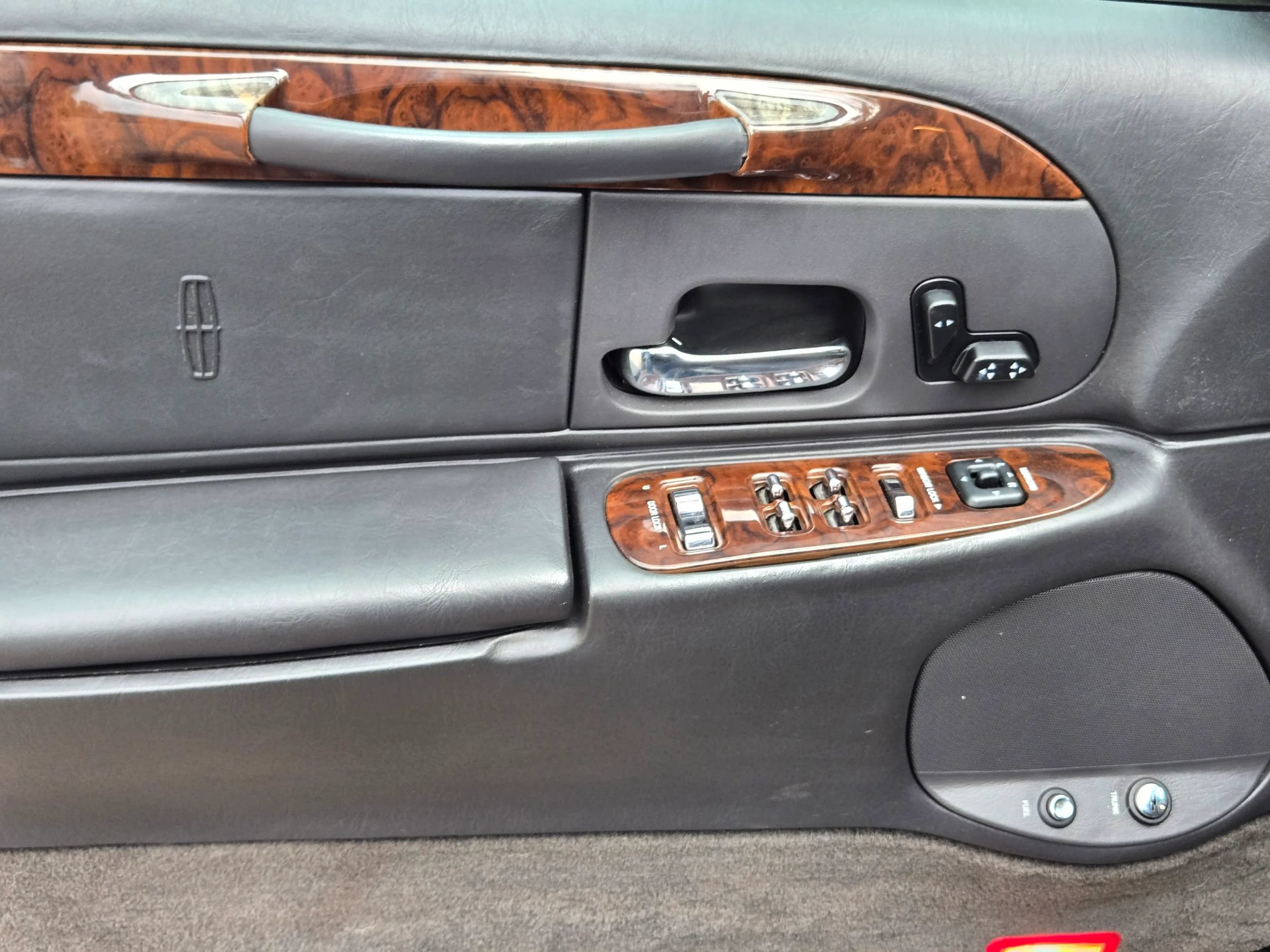 Used 2000 Lincoln Town Car Executive RWD image 22
