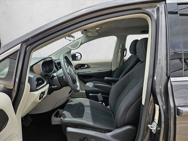 Used 2018 Chrysler Pacifica LX FWD image 12