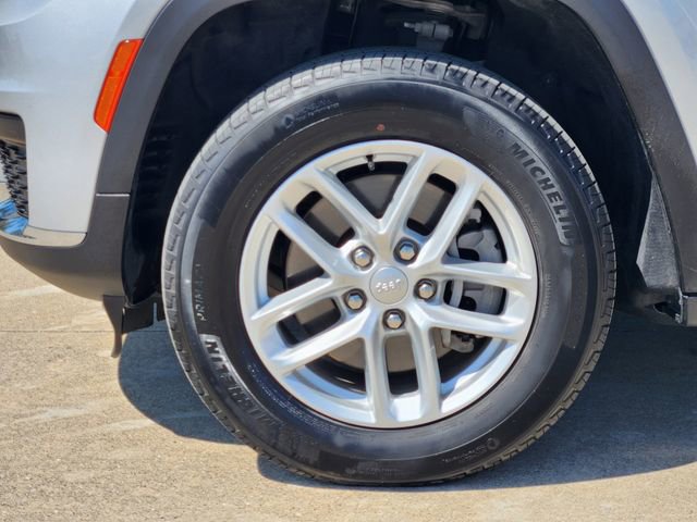 Used 2024 Jeep Grand Cherokee L Laredo RWD image 8