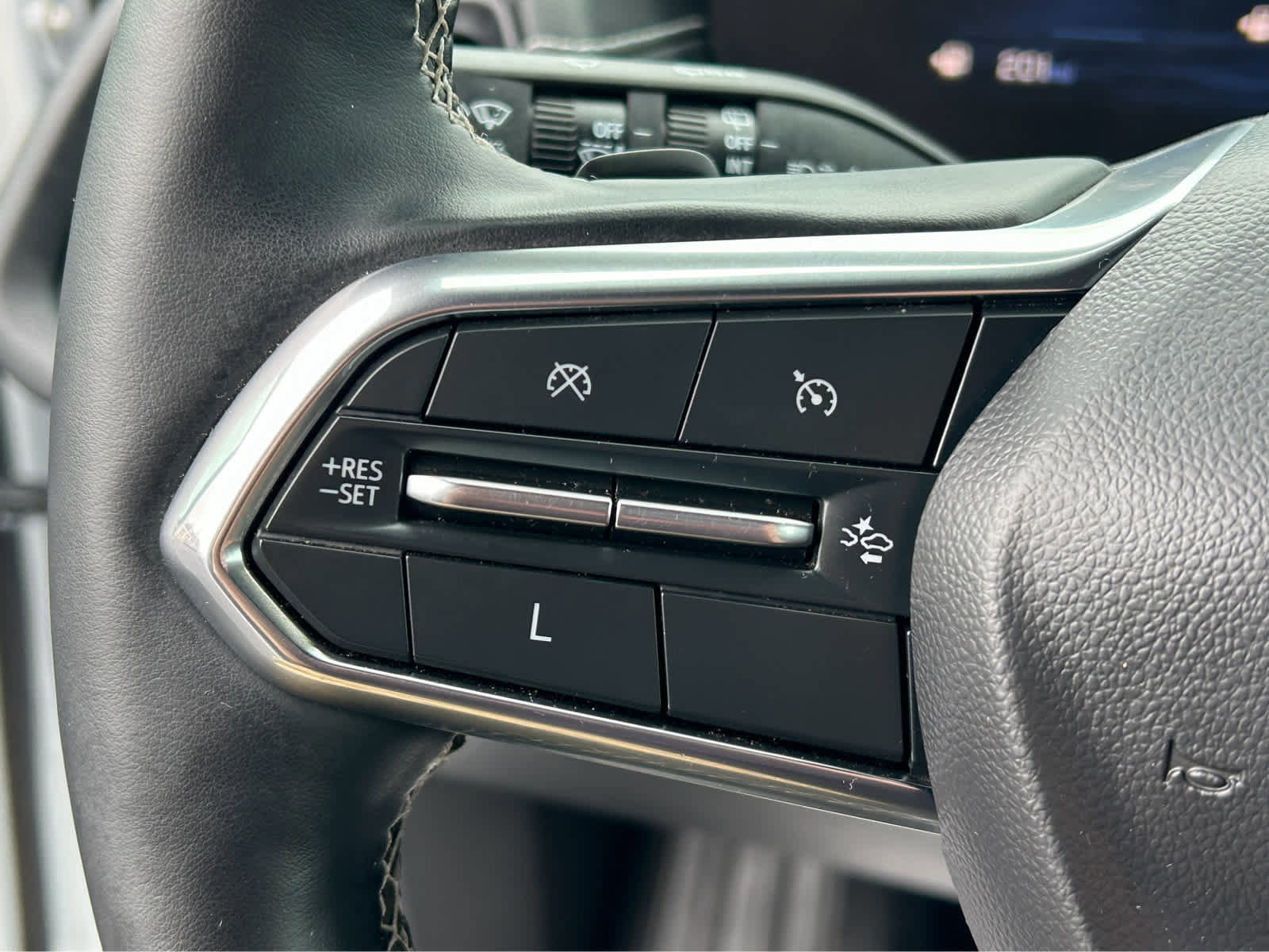 Used 2025 Chevrolet Traverse LT image 24