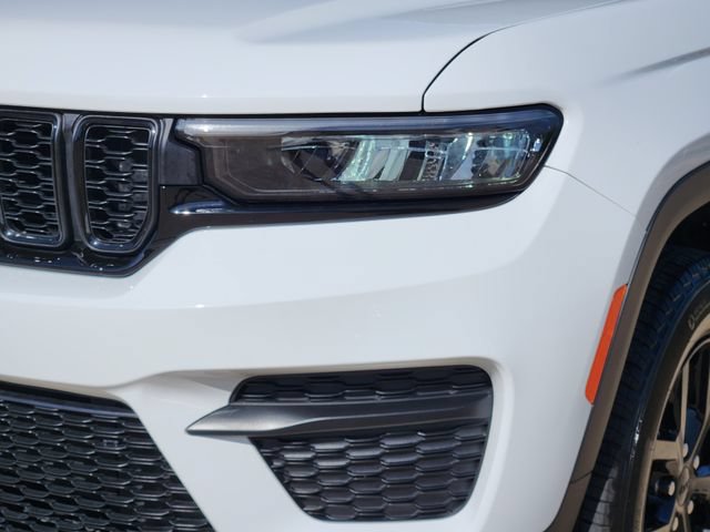 Used 2025 Jeep Grand Cherokee Altitude RWD image 16