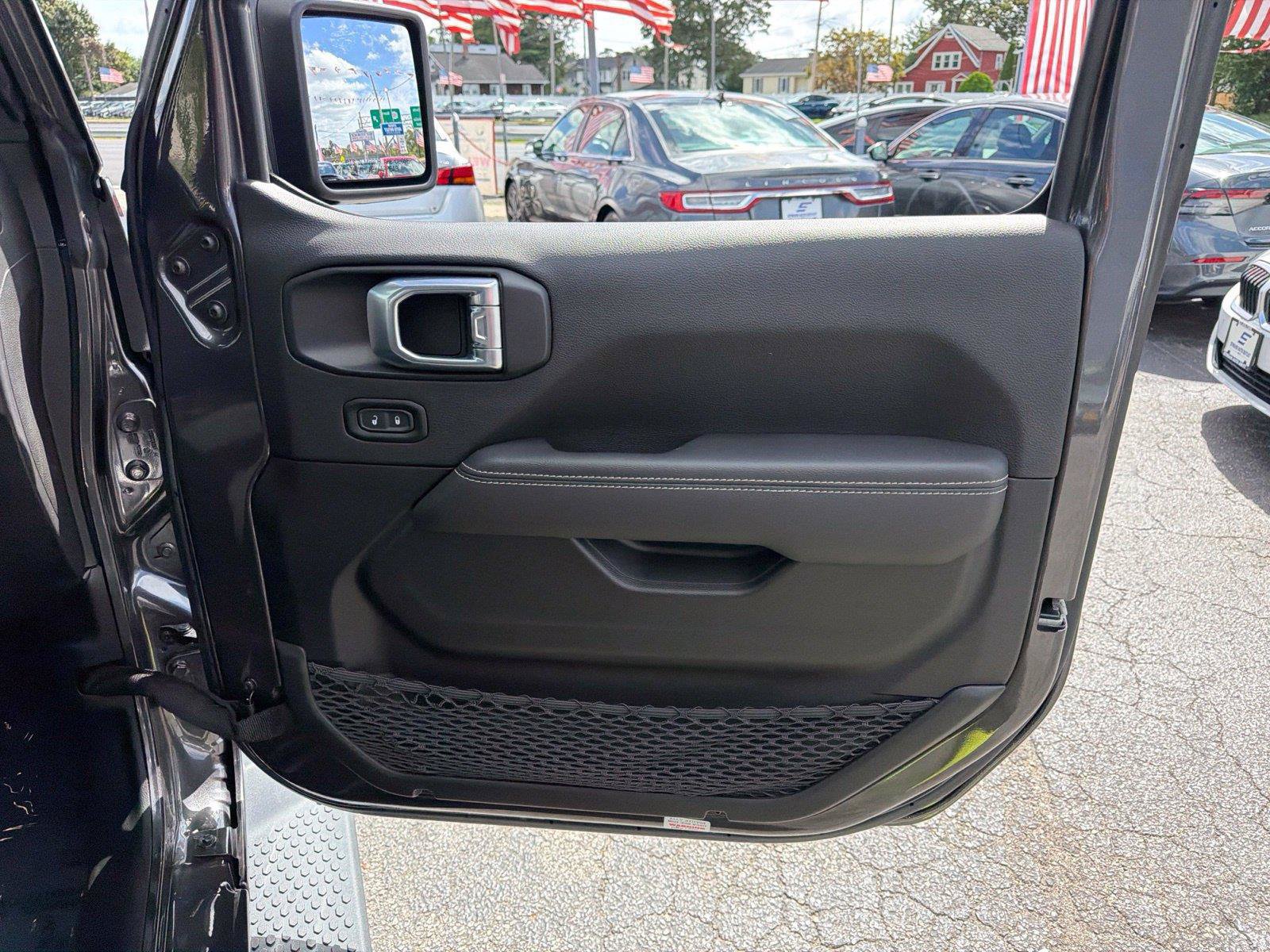 Used 2022 Jeep Wrangler Unlimited Sahara AWD/4WD image 18