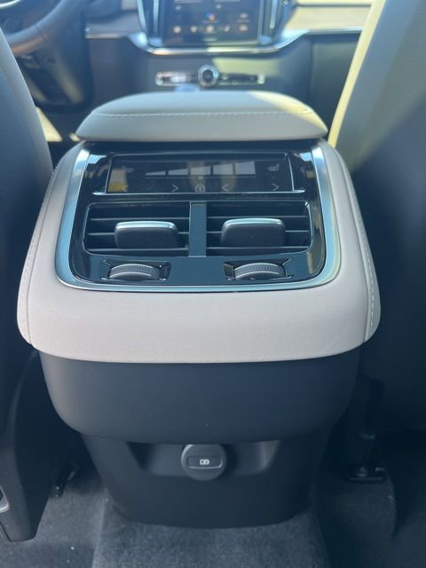 New 2026 Volvo XC90 B6 Plus w/ Protection Package Premier image 26