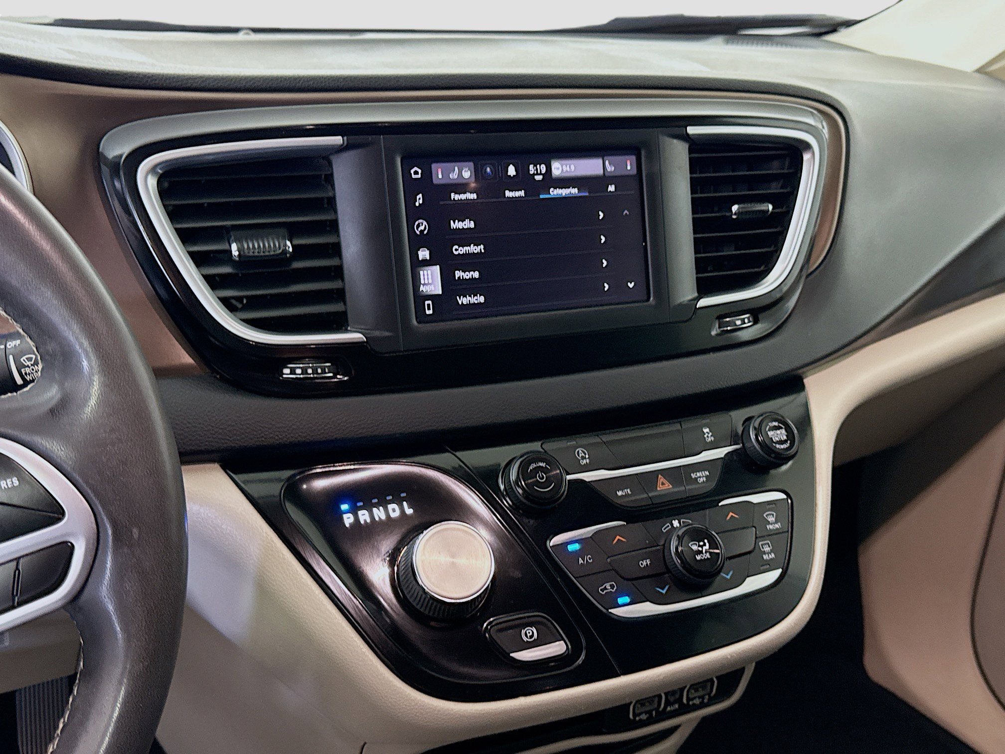 Used 2022 Chrysler Voyager LX FWD image 18