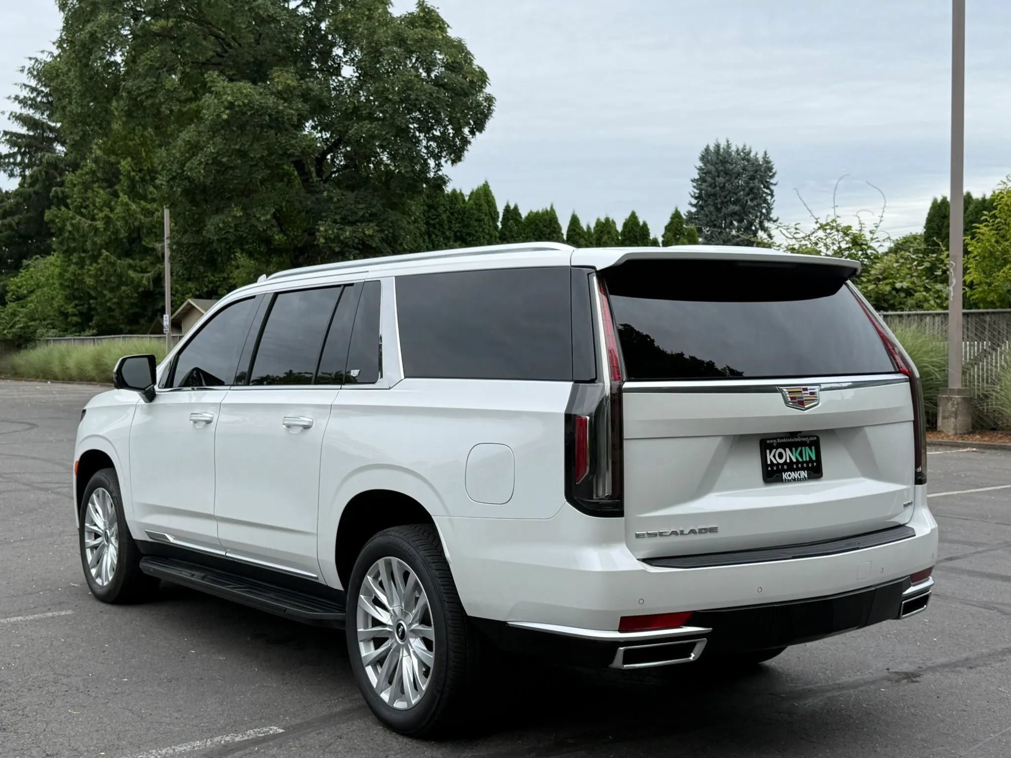 Used 2022 Cadillac Escalade ESV Luxury AWD/4WD image 4
