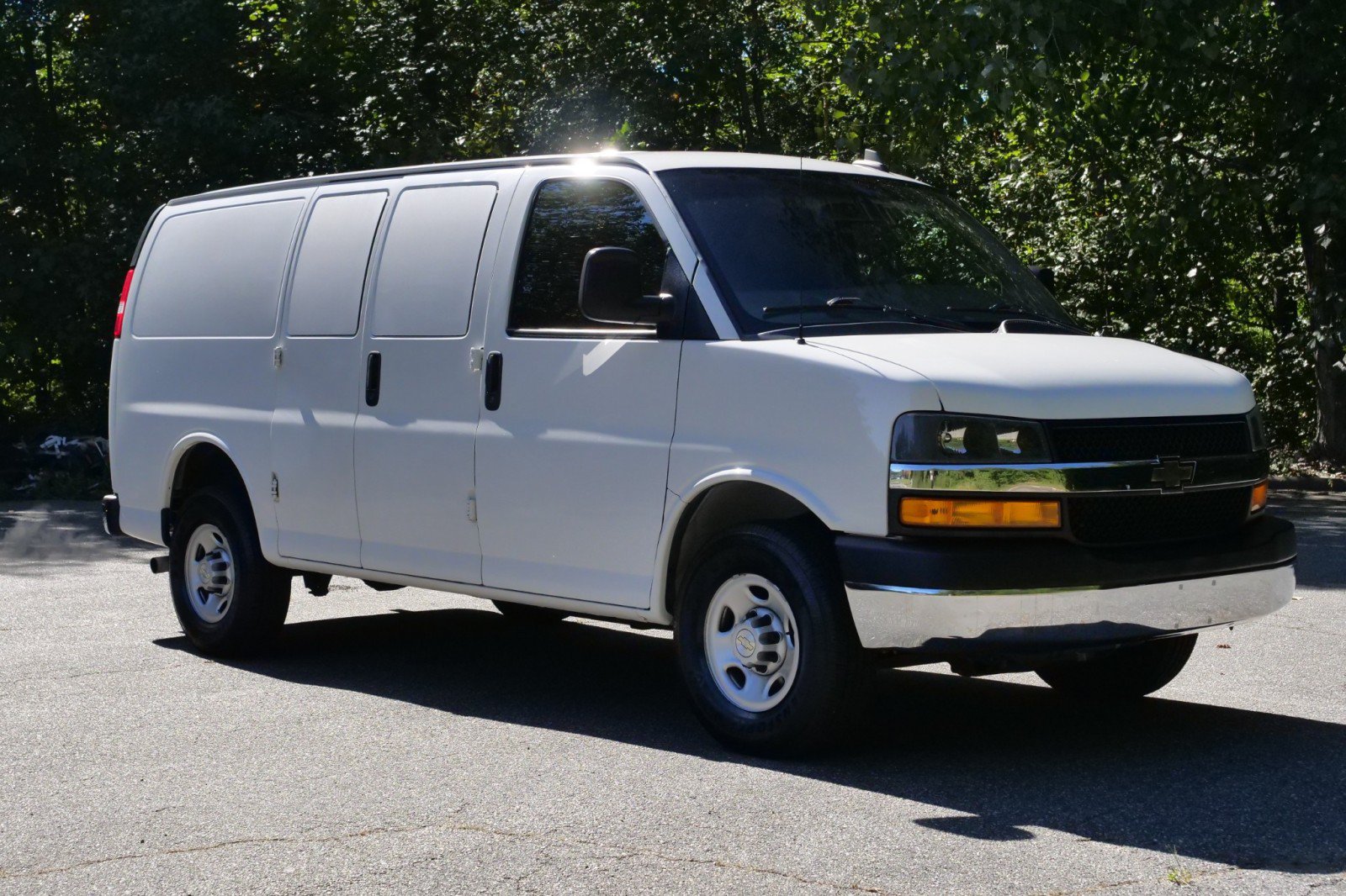 Used 2021 Chevrolet Express 2500 w/ Driver Convenience Package RWD image 4