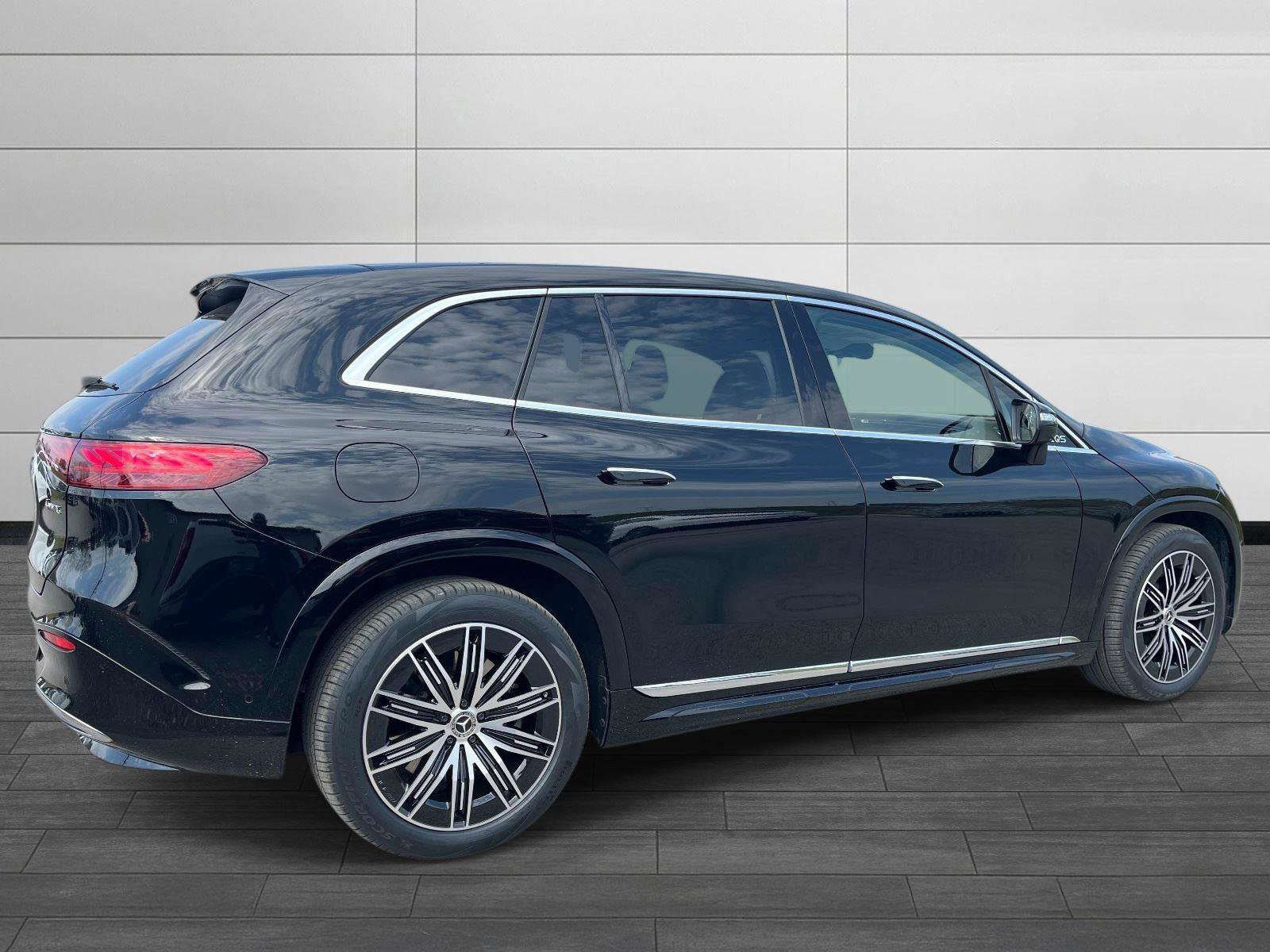 Certified 2023 Mercedes-Benz EQS 580 4MATIC SUV image 3