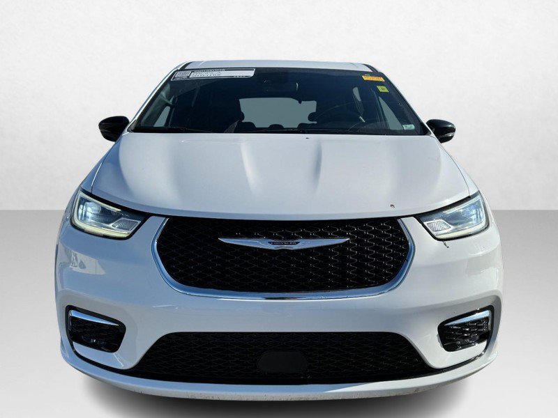 Used 2025 Chrysler Pacifica Select image 2