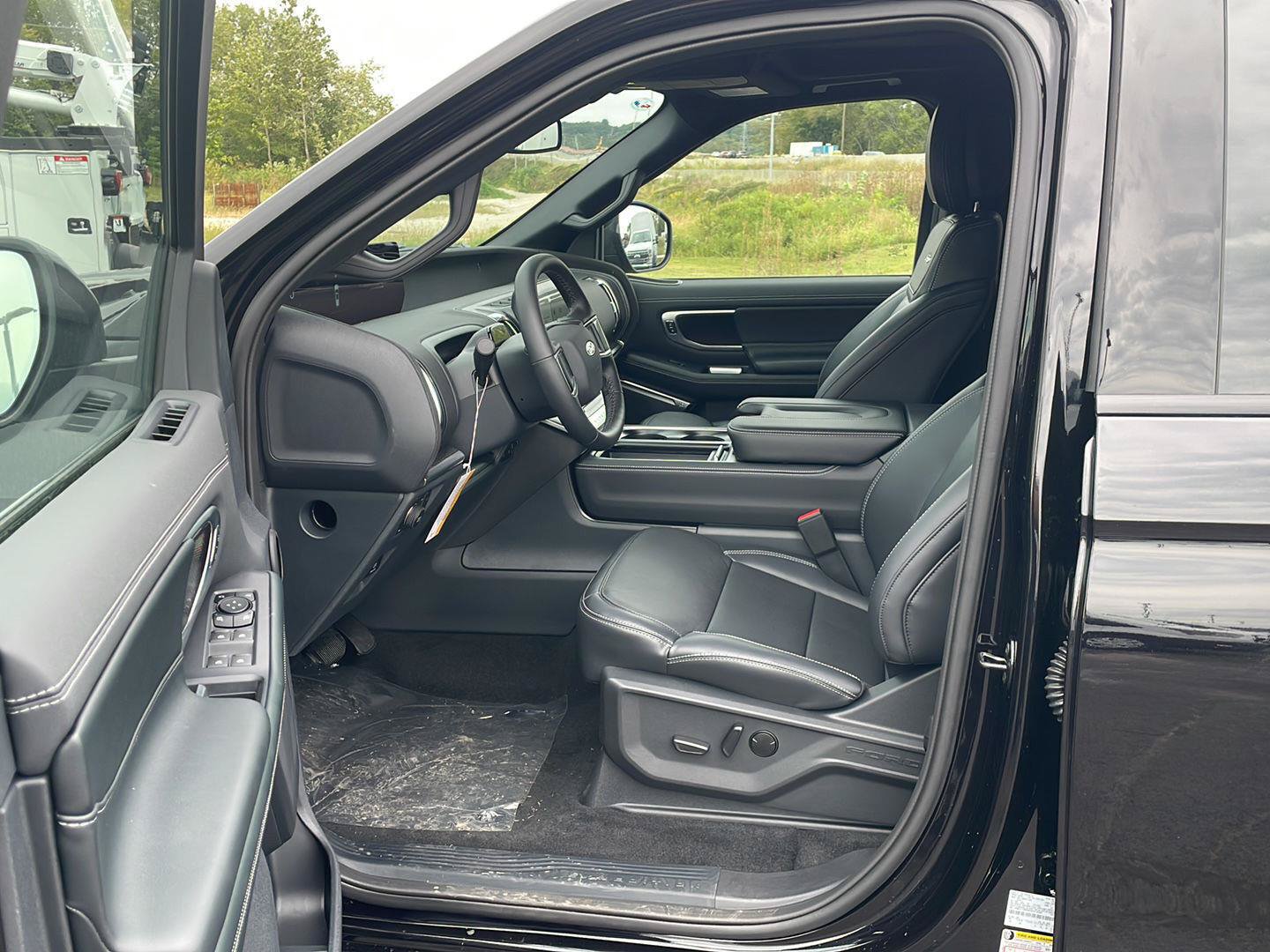 New 2027 Ford Expedition Platinum w/ Stealth Performance Package AWD/4WD image 9