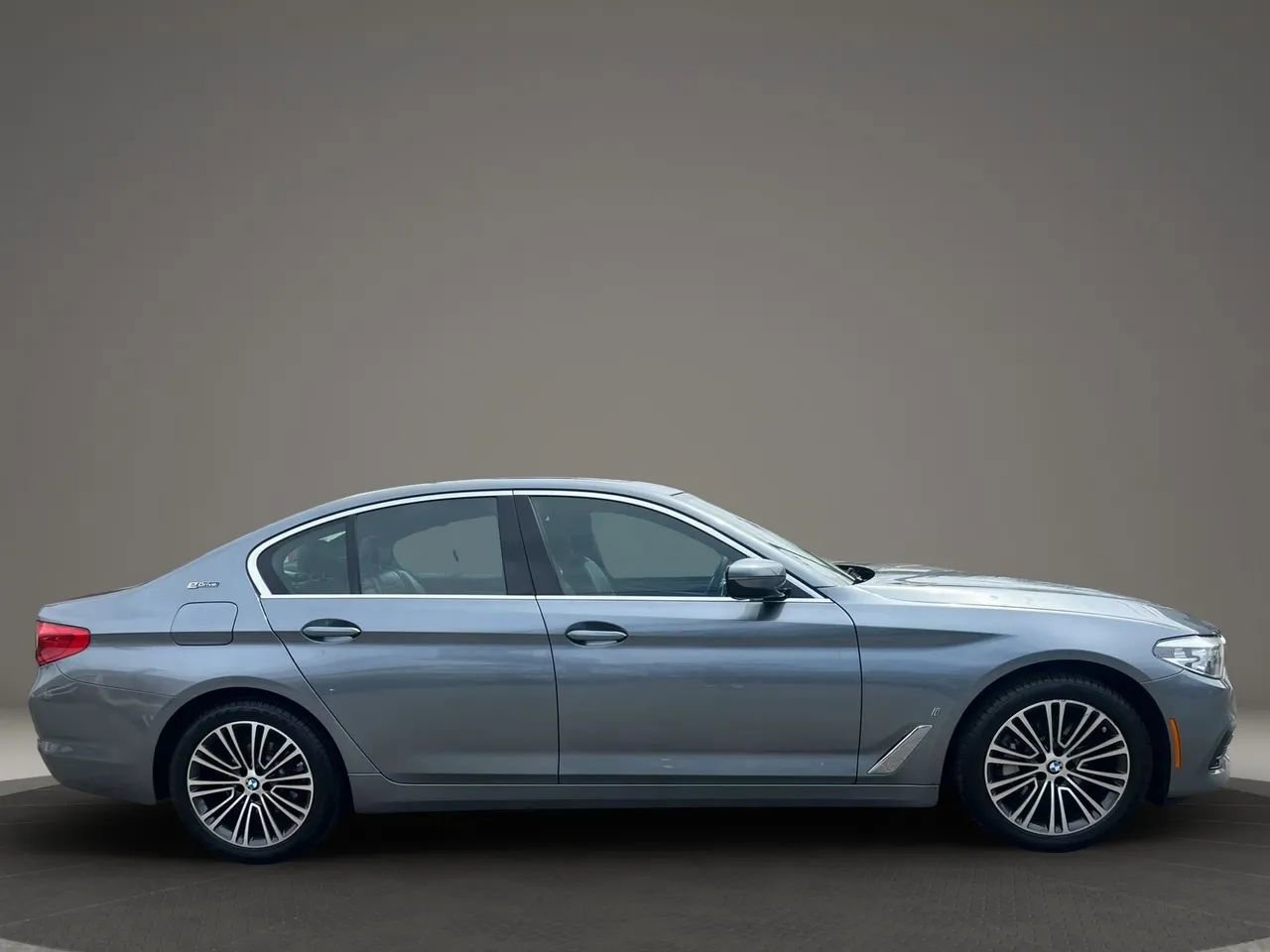 Used 2019 BMW 530e xDrive w/ Convenience Package image 4