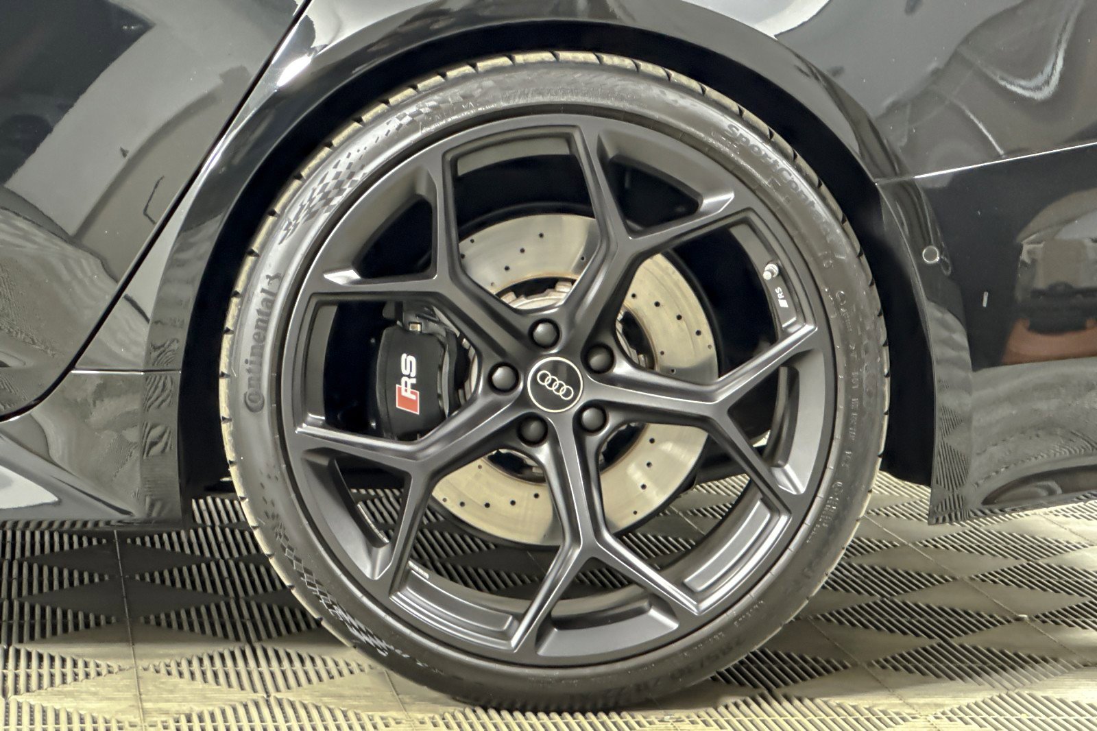 Used 2024 Audi RS 6 performance w/ Matte Carbon Package image 25