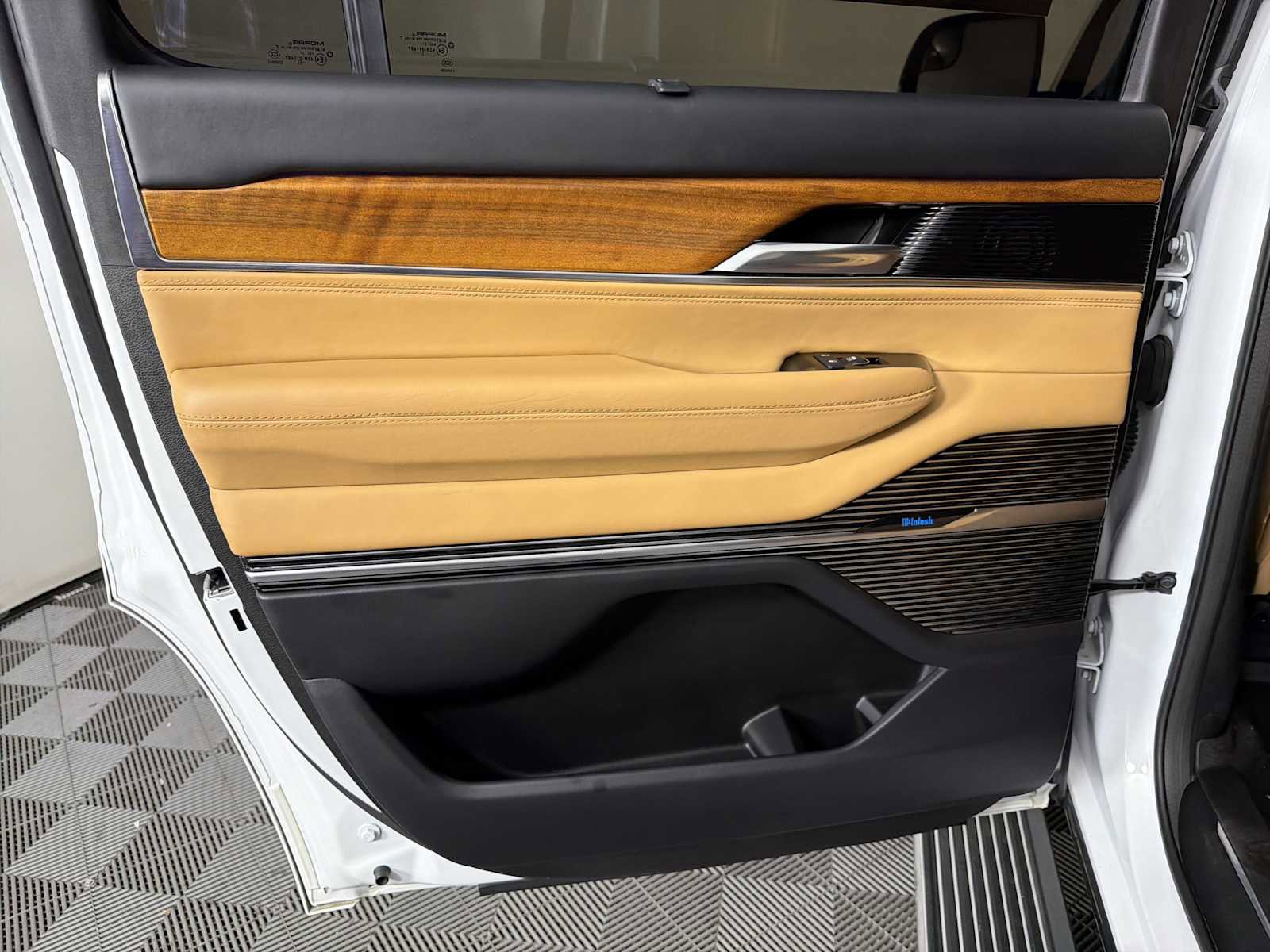 Used 2022 Jeep Grand Wagoneer Series III w/ Rear Seat Video Group 1 image 24