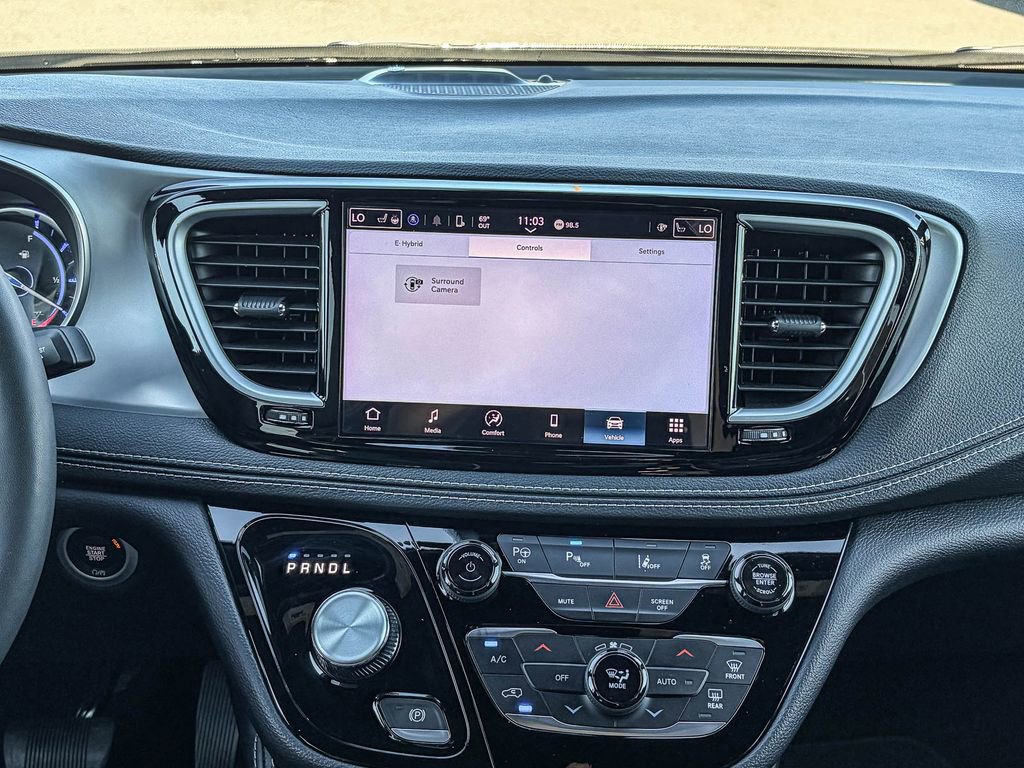 Used 2025 Chrysler Pacifica Premium image 17