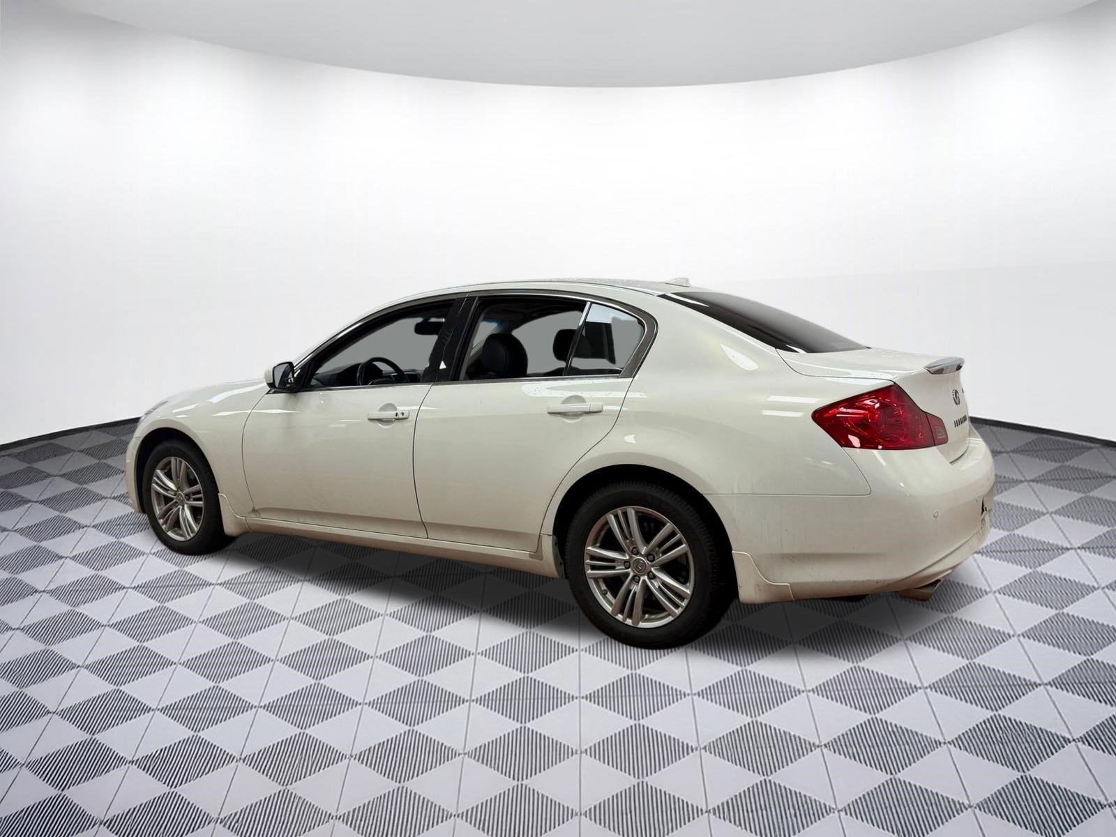Used 2013 INFINITI G37 x w/ Premium Pkg image 3