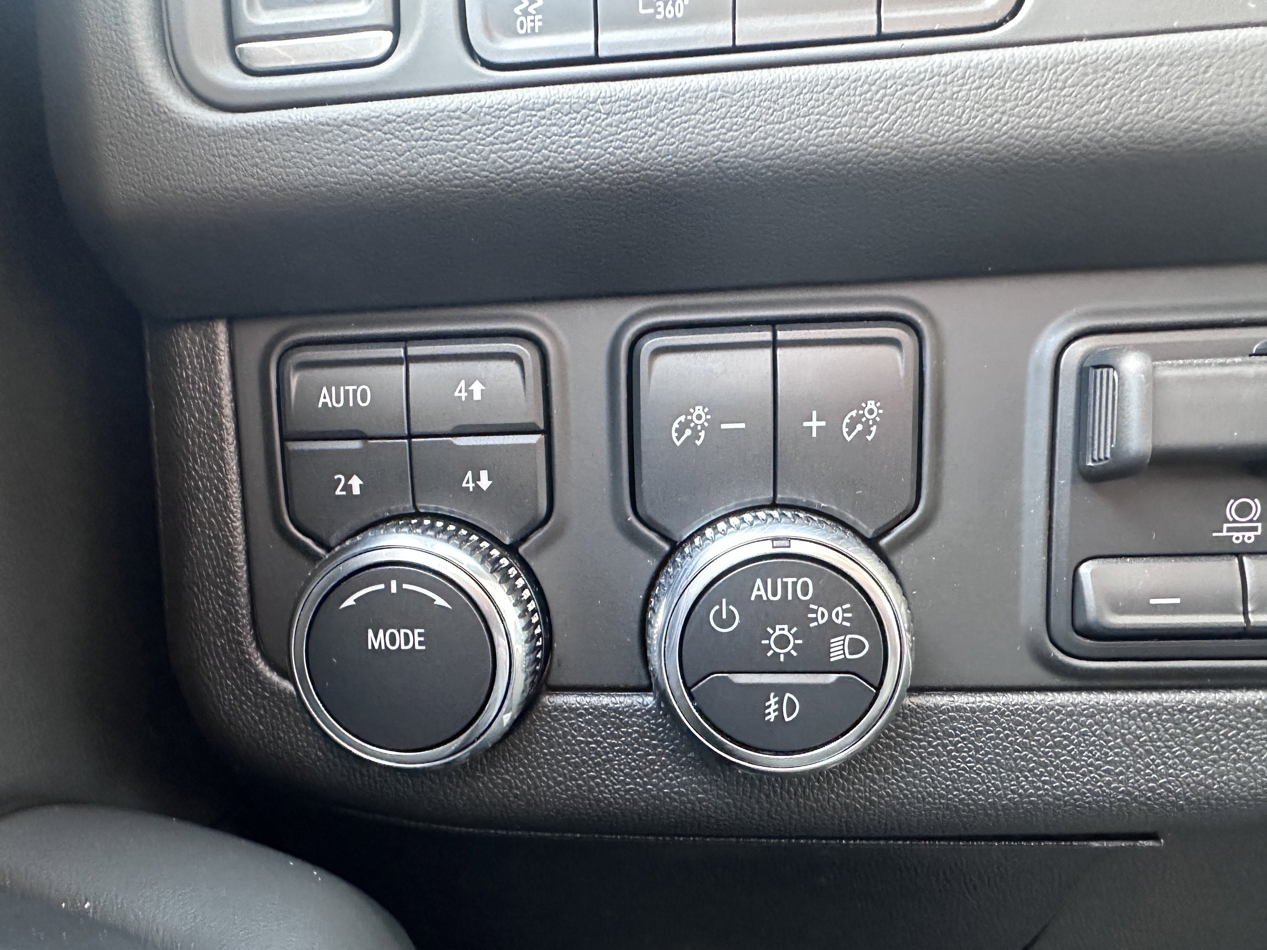 Used 2024 GMC Yukon SLT w/ SLT Luxury Package image 21