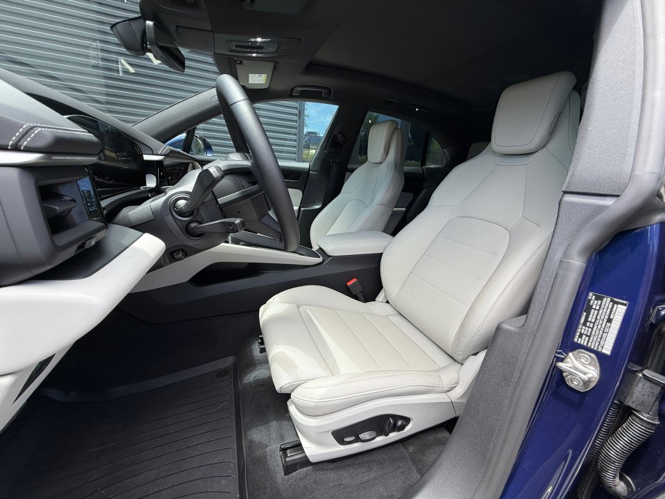 New 2025 Porsche Macan 4S Electric AWD/4WD image 5