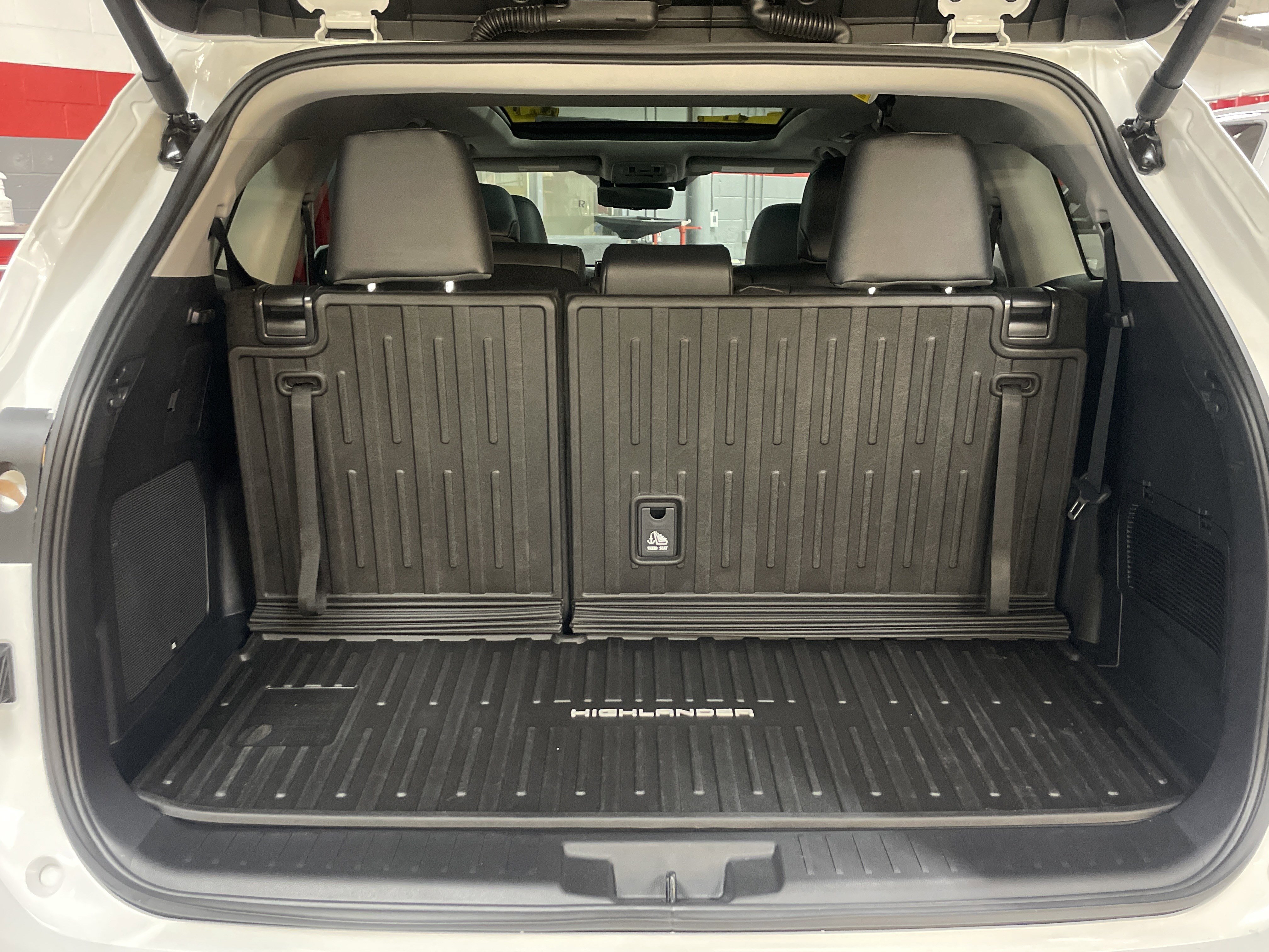 Certified 2025 Toyota Highlander Platinum image 34