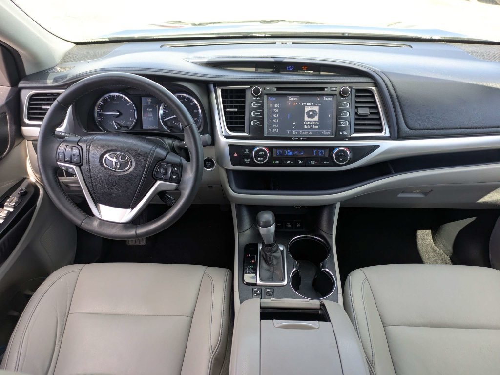Used 2014 Toyota Highlander XLE AWD/4WD image 18