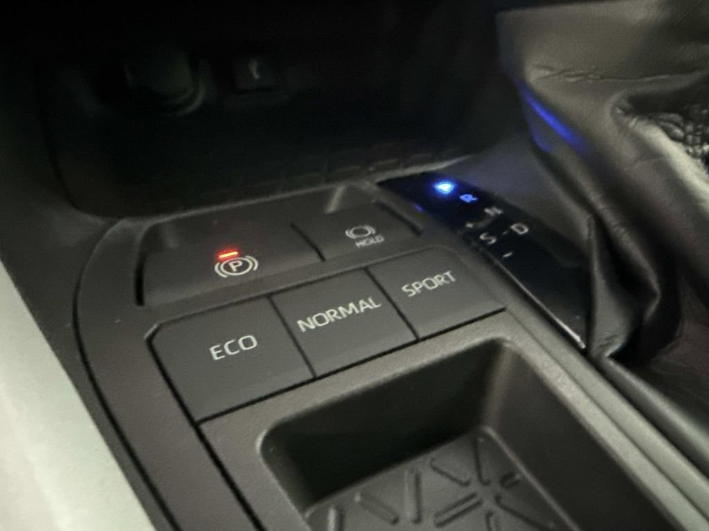 Used 2022 Toyota RAV4 XLE image 32