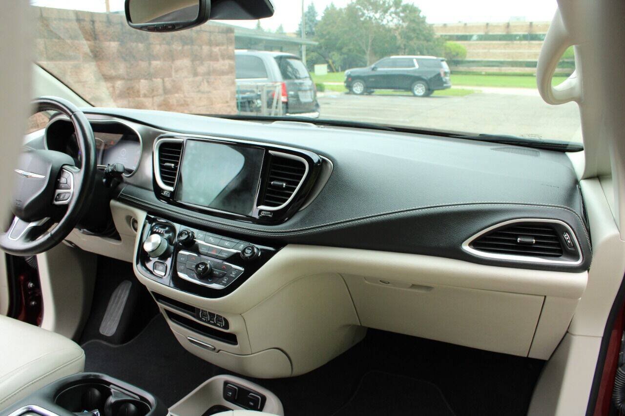 Used 2021 Chrysler Pacifica Touring-L FWD image 11