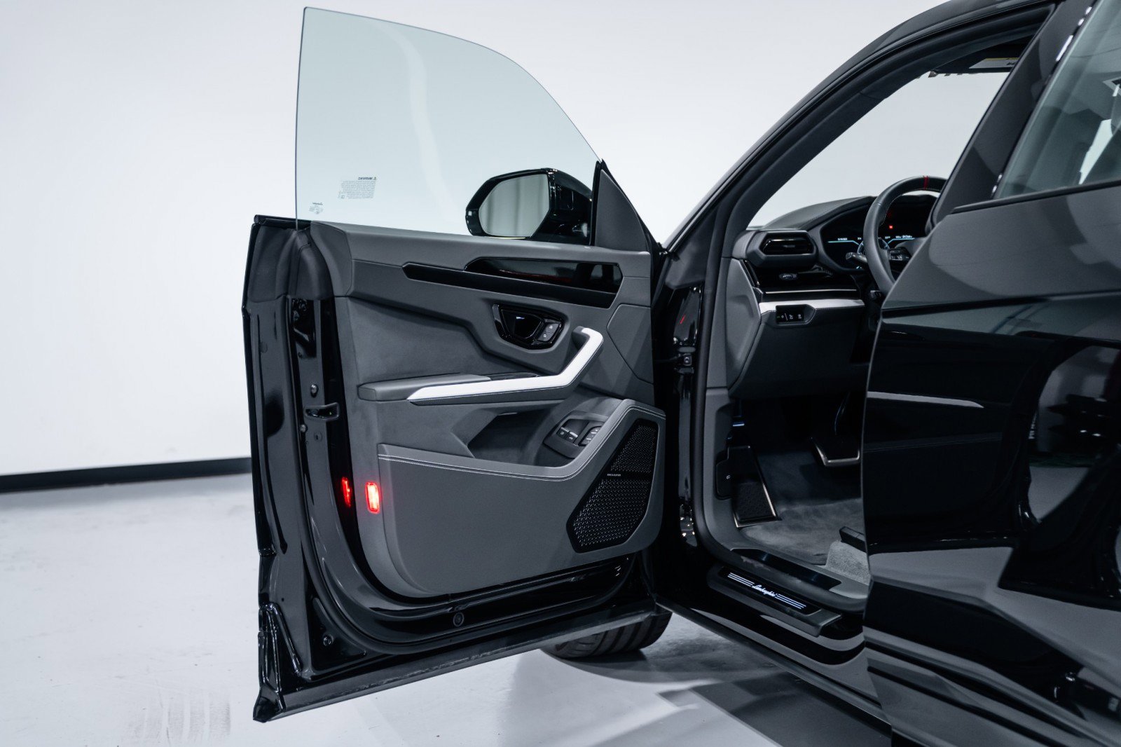 Used 2025 Lamborghini Urus SE image 25