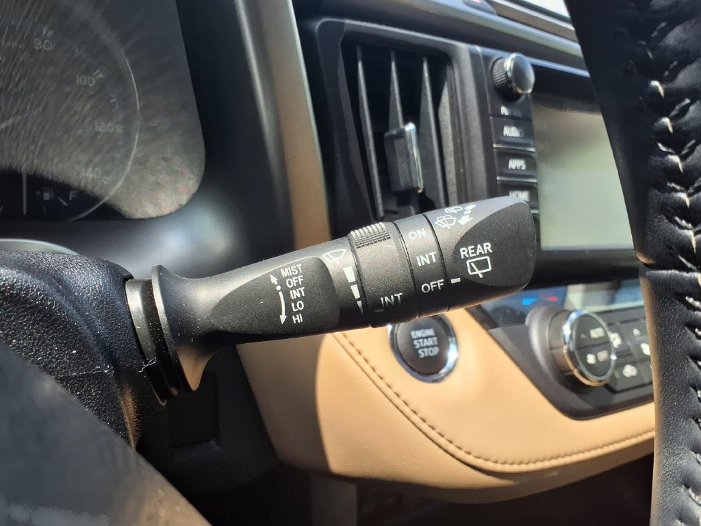 Used 2018 Toyota RAV4 Limited FWD image 19