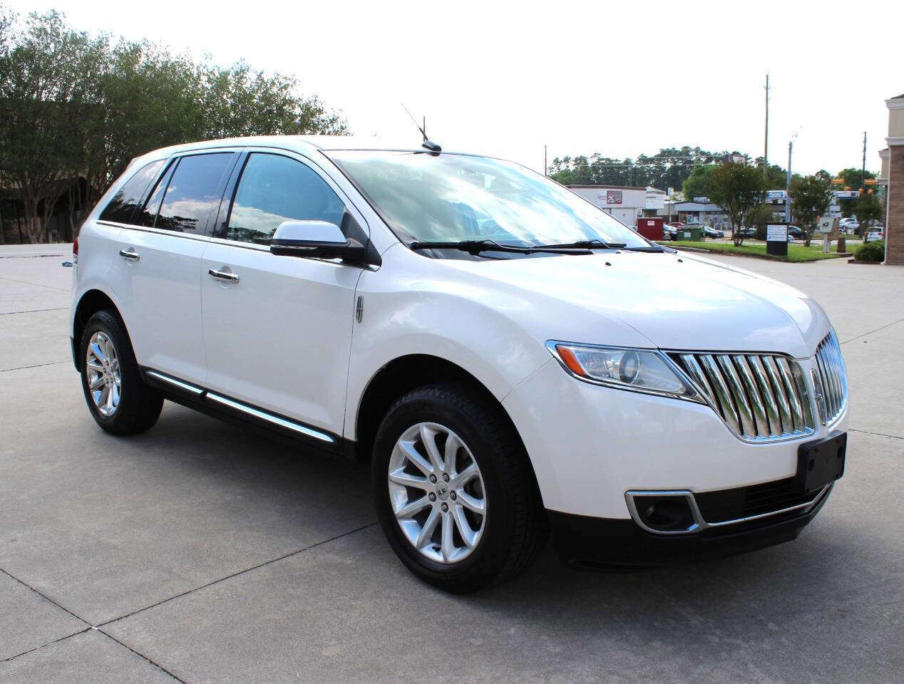 Used 2014 Lincoln MKX FWD w/ Equipment Group 101A image 2