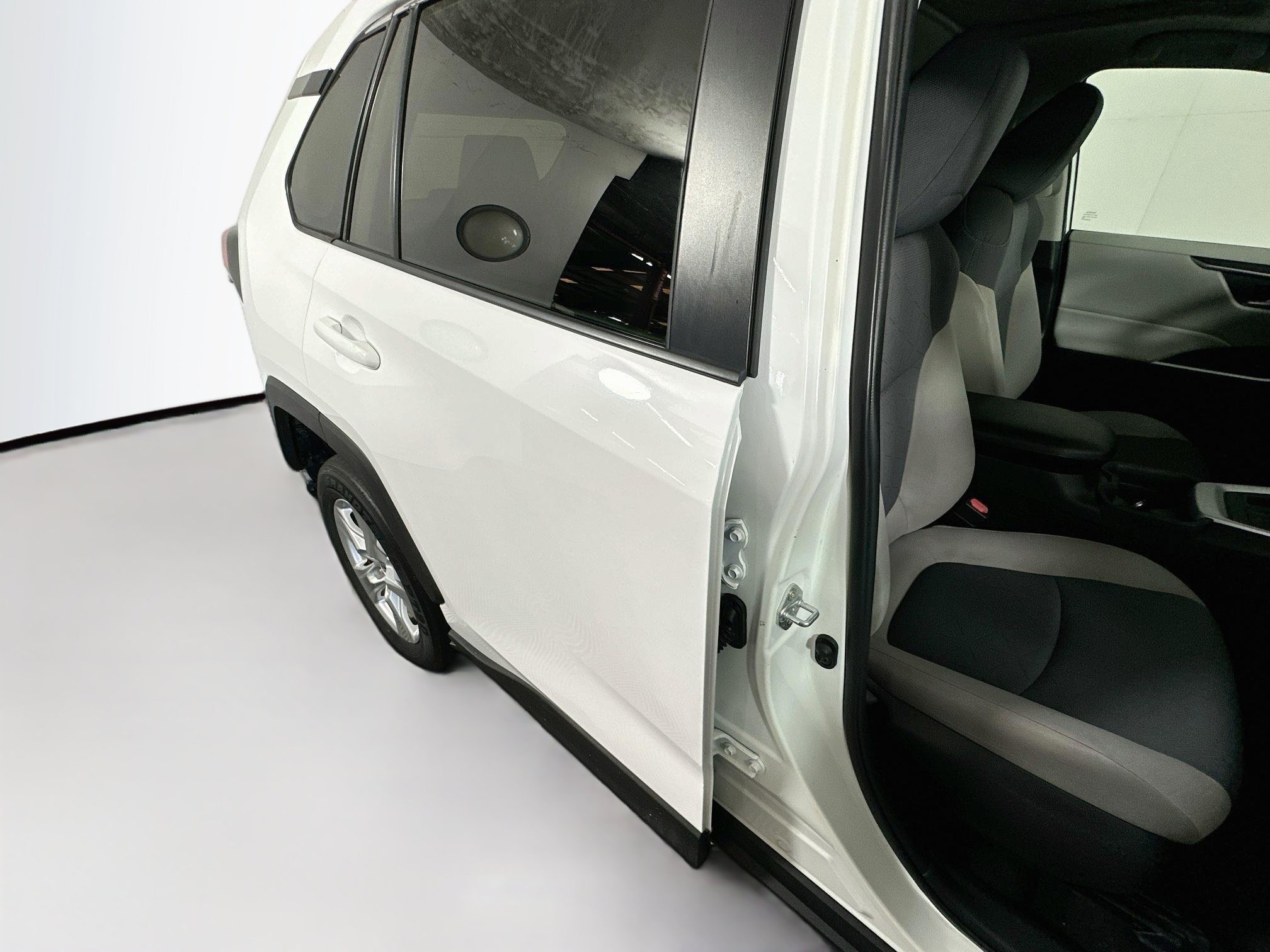 Used 2021 Toyota RAV4 XLE w/ Convenience Package FWD image 28