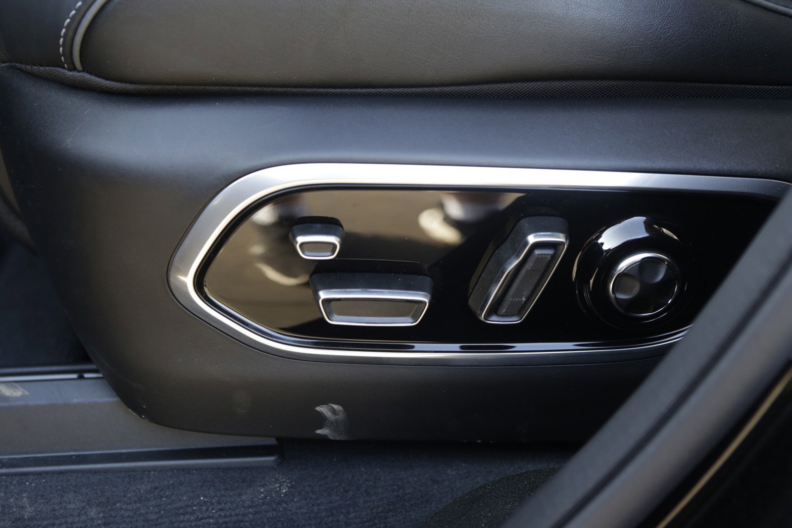 New 2022 Jeep Grand Cherokee Overland w/ Luxury Tech Group IV image 10