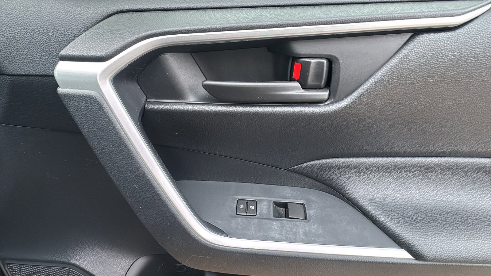 Used 2019 Toyota RAV4 LE FWD image 30