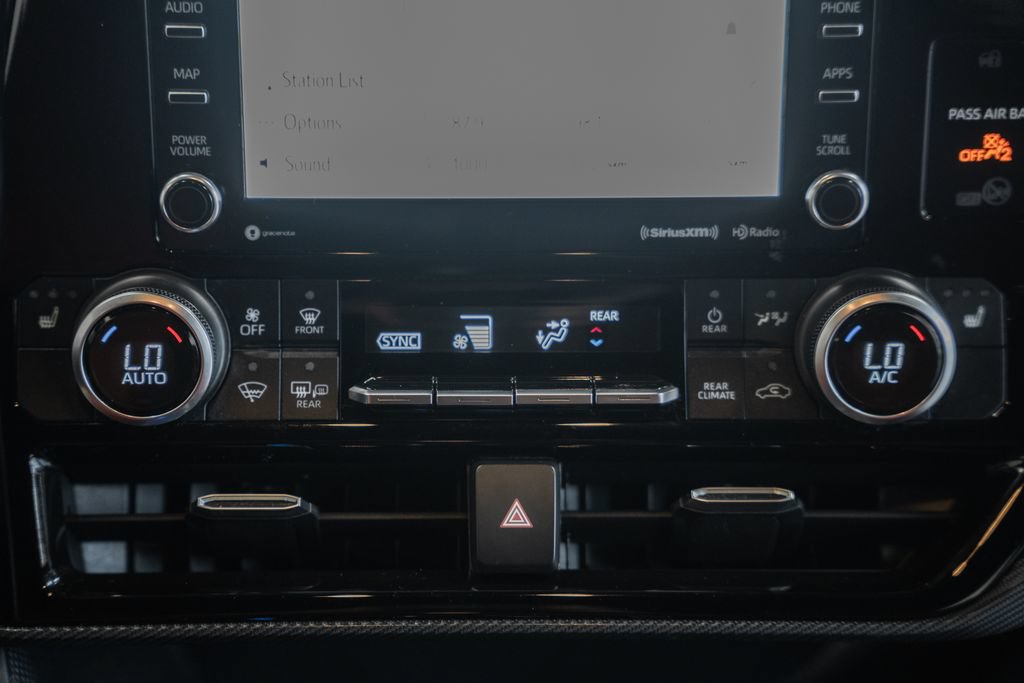 Used 2022 Toyota Highlander XSE AWD/4WD image 16
